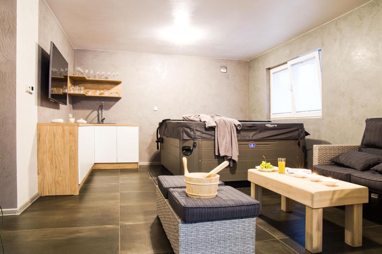 Apartmany A Wellness Vmal Skutec Luaran gambar